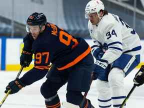 Connor McDavid (97 ans) des Oilers d'Edmonton affronte Auston Matthews (34 ans) des Maple Leafs de Toronto lors de la première période d'action de la LNH au Rogers Place à Edmonton, le 28 janvier 2021.