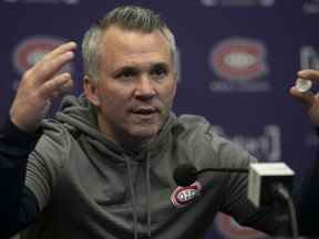 L'entraîneur des Canadiens de Montréal, Martin St-Louis, s'adresse aux journalistes le samedi 30 avril 2022 lors de la conférence de presse post-mortem suivant la fin de la saison du Tricolore.