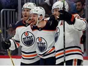 Zach Hyman # 18 des Oilers d'Edmonton célèbre avec ses coéquipiers après avoir marqué un but sur Darcy Kuemper # 35 de l'Avalanche du Colorado lors de la première période du premier match de la finale de la Conférence de l'Ouest des séries éliminatoires de la Coupe Stanley 2022 au Ball Arena le 31 mai 2022 à Denver, Colorado.