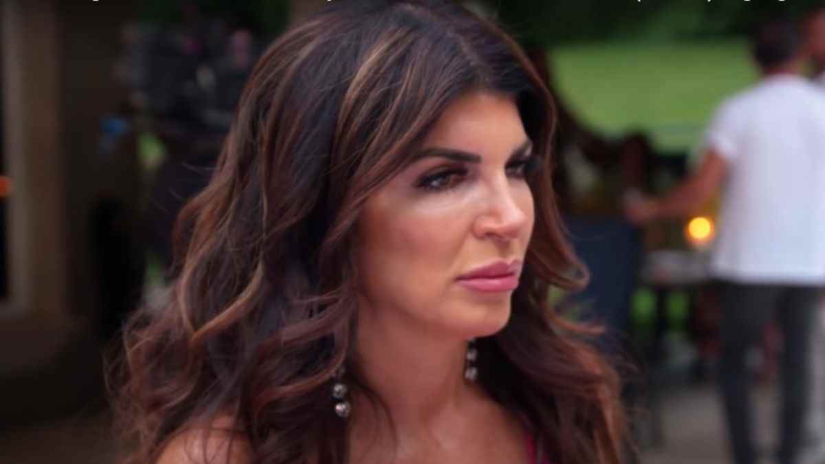 Teresa Giudice est honnête à propos de son voyage avec les vraies femmes au foyer du New Jersey, mais les fans ne peuvent pas arrêter de rôtir sa tenue
