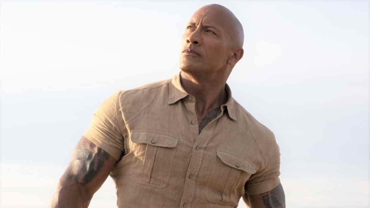 The Rock continue d'être un humain A+ alors que sa mère montre la maison qu'il lui a achetée
