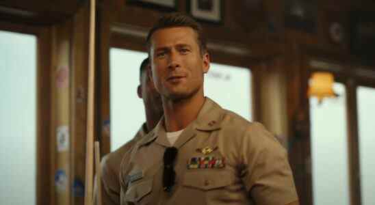 Top Gun: Glen Powell de Maverick se souvient d'avoir avalé après avoir finalement filmé la scène de la plage torse nu, et la mauvaise nouvelle qu'ils ont reçue immédiatement après