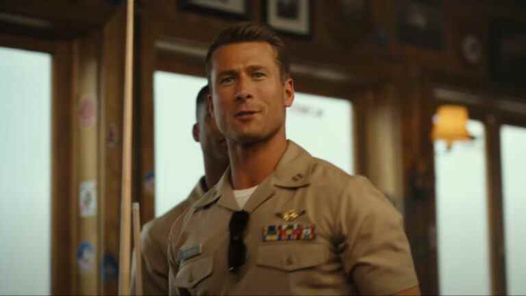 Top Gun: Glen Powell de Maverick se souvient d'avoir avalé après avoir finalement filmé la scène de la plage torse nu, et la mauvaise nouvelle qu'ils ont reçue immédiatement après
