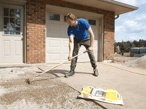 L'installation de dalles de patio ou d'emboîtements est un excellent travail de bricolage, n'oubliez pas de faire vos devoirs, de suivre les directives appropriées et de prendre votre temps.  Michael, truellant une literie haute performance dans l'un des sites de Holmes Family Rescue.