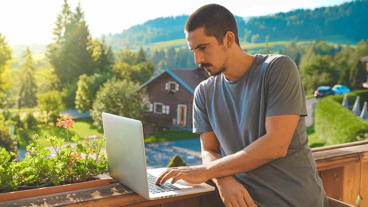 Homme utilisant un ordinateur portable à la campagne