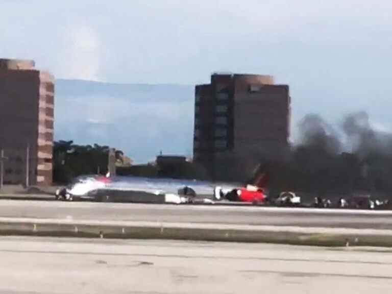 Trois blessés lorsqu’un avion de ligne s’écrase et prend feu à Miami