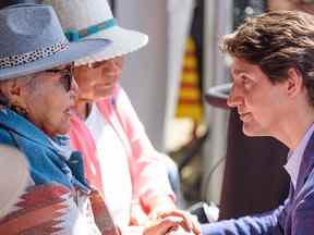 Le premier ministre Justin Trudeau rencontre des aînés siksika après avoir signé un accord foncier avec la nation siksika Nioksskaistamik (chef) Ouray Crowfoot sur le site historique de Treaty Flats le jeudi 2 juin 2022.