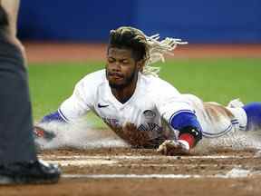 Raimel Tapia des Blue Jays de Toronto marque sa deuxième manche du match sur un triple de Santiago Espinal # 5 en cinquième manche lors d'un match de la MLB contre les White Sox de Chicago au Rogers Center le 02 juin 2022 à Toronto, Ontario, Canada.