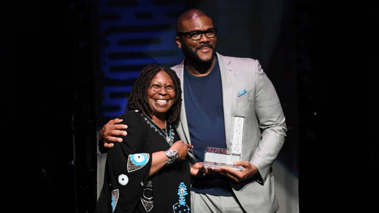 Tyler Perry fait un don de 500 000 $ à l'Apollo Theatre de New York Les plus populaires doivent être lus Inscrivez-vous aux newsletters Variety Plus de nos marques
	
	
