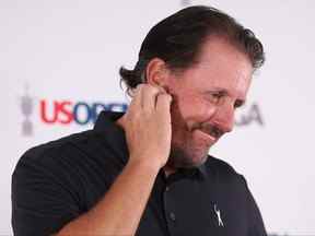 Phil Mickelson des États-Unis s'adresse aux médias lors d'une conférence de presse avant l'US Open 2022 au Country Club lundi.