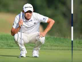 Collin Morikawa aligne un putt lors du deuxième tour du tournoi de golf de l'US Open.