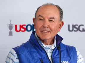 John Bodenhamer, directeur des championnats, s'adresse aux médias lors d'une conférence de presse lors d'une ronde d'entraînement avant le 122e championnat de l'US Open au Country Club le 15 juin 2022 à Brookline, Massachusetts.