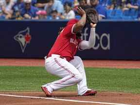 Le joueur de premier but des Blue Jays, Vladimir Guerrero Jr., s'écarte du chemin après avoir perdu de vue une faute de pop élevée au soleil frappée par Jose Miranda des Twins lors de la première manche hier au Rogers Centre.  Étant donné une autre chance, Miranda a ensuite marqué à domicile la deuxième manche des Twins de la manche.