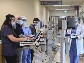 L'intensiviste en chef, le Dr Ali Ghafouri, deuxième à gauche, rencontre son équipe de soins de santé faisant sa tournée matinale des patients dans l'unité de soins intensifs de l'hôpital Humber River pendant la pandémie de COVID-19 à Toronto le mardi 13 avril 2021.