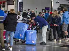 Mustapha Badia (chef au repos) est arrivé près de sept heures avant son vol vers Lisbonne depuis le terminal 1 de l'aéroport international Pearson de Toronto le mardi 3 mai 2022.