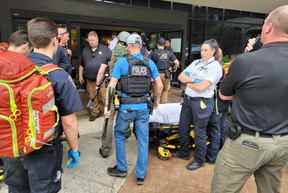 Dans cette photo à distribuer avec l'aimable autorisation du service de police de Tulsa prise le 1er juin 2022, des policiers et du personnel d'urgence répondent à un appel concernant un homme armé d'un fusil au bâtiment Natalie de l'hôpital St. Francis à Tulsa, Okla.