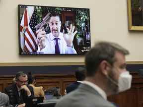 Le représentant Greg Steube montre comment assembler son arme de poing alors qu'il parle à distance lors d'une audience de balisage du comité judiciaire de la Chambre dans l'immeuble de bureaux Rayburn House le 2 juin 2022 à Washington, DC.