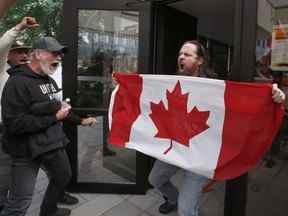 Tyson "Liberté George" Billings, une figure éminente du Freedom Convoy de cet hiver, quitte le palais de justice d'Ottawa après avoir été libéré le mercredi 15 juin 2022.