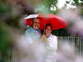 Don Goss et sa femme Laurie Goss posent pour une photo, dans leur arrière-cour d'Edmonton le mercredi 22 juin 2022. Goss dit qu'il se préparait pour les soins palliatifs, lorsqu'on lui a offert une place dans un essai clinique pour les patients atteints de cancer où la chimio et la radiothérapie ont cessé de travailler.  Il attribue à la thérapie le mérite de lui avoir sauvé la vie.  Photo de David Bloom