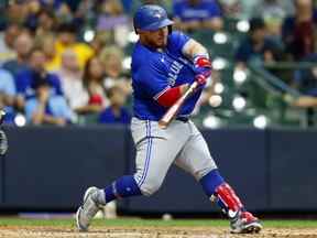 Le receveur des Blue Jays de Toronto Alejandro Kirk (30 ans) en simple lors de la cinquième manche contre les Brewers de Milwaukee.