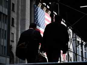 Les gens passent devant la Bourse de New York à New York.