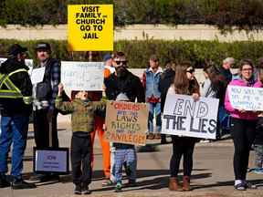 Une centaine de personnes se sont rassemblées devant le palais de justice d'Edmonton le lundi 3 mai 2021, lors d'une procédure judiciaire contre le pasteur de l'église GraceLife, James Coates.