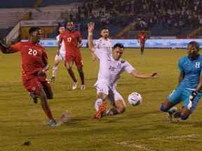 L'attaquant canadien Jonathan David (20 ans) marque contre le Honduras lors d'un match de la Ligue des Nations de la Concacaf le 13 juin 2022 à San Pedro Sula, au Honduras.