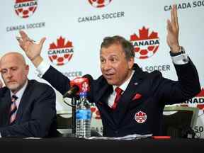 Le président de Canada Soccer, Nick Bontis, à droite, prend la parole lors d'une conférence de presse, à Vancouver, le 5 juin 2022. Après avoir refusé de s'entraîner vendredi et samedi, l'équipe canadienne de soccer masculin a déclaré qu'elle avait refusé de jouer son match de préparation à la Coupe du monde contre le Panama dimanche parce que d'un conflit de travail avec Soccer Canada.