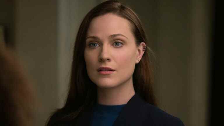 Westworld : la showrunner Lisa Joy parle du plan de l'homme en noir, du nouveau look de Dolores et plus encore !
