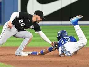 1er juin 2022 ;  Toronto, Ontario, CAN ;  L'arrêt-court des Chicago White Sox Danny Mendick (20 ans) élimine le voltigeur droit des Blue Jays de Toronto Teoscar Hernandez (37 ans) lors d'une tentative de vol de la deuxième base en cinquième manche au Rogers Centre.