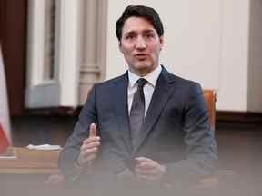 Le premier ministre Justin Trudeau prend la parole lors d'une réunion dans son bureau sur la colline du Parlement à Ottawa.