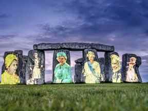 Images de la reine Elizabeth II de Grande-Bretagne de chaque décennie de son règne, projetées sur Stonehenge dans la plaine de Salisbury dans le Wiltshire, en Angleterre, pour marquer son jubilé de platine.