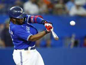 Vladimir Guerrero Jr. des Blue Jays de Toronto frappe un doublé en sixième manche lors d'un match de la MLB contre les Orioles de Baltimore au Rogers Centre le 16 juin 2022 à Toronto, Ontario, Canada.