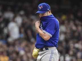 Le lanceur des Blue Jays de Toronto Yusei Kikuchi (16 ans) réagit entre les frappeurs lors de la deuxième manche lors du match contre les Milwaukee Brewers à l'American Family Field.