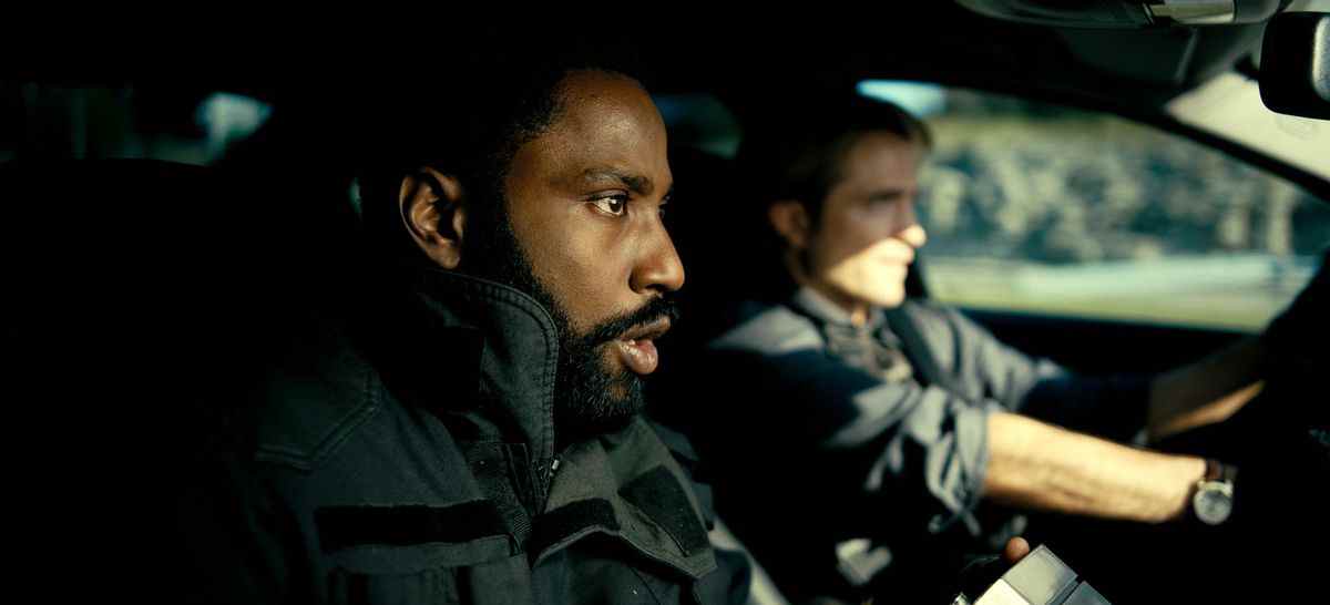 John David Washington et Robert Pattinson sont assis dans une voiture à Tenet