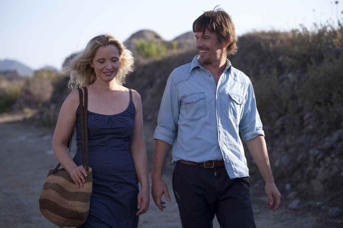 Céline (Julie Delpy) et Jesse (Ethan Hawke) marchant côte à côte et souriant dans Before Midnight.