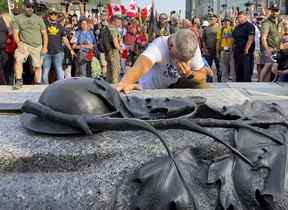 Le vétéran des Forces canadiennes James Topp est arrivé au Monument commémoratif de guerre du Canada tôt jeudi soir, complétant une marche à travers le pays pour protester contre les mandats de vaccination contre la COVID-19, le 30 juin 2022.