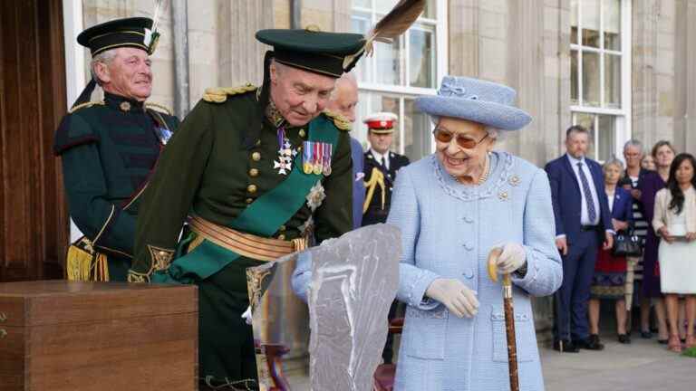 La reine plaisante avec le duc de Buccleuch lors du défilé de Reddendo en Écosse