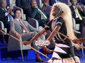 Le premier ministre Justin Trudeau regarde les danseurs traditionnels d'Intore se produire lors de la cérémonie d'ouverture de la réunion des chefs de gouvernement du Commonwealth à Kigali, au Rwanda, le 24 juin 2022.