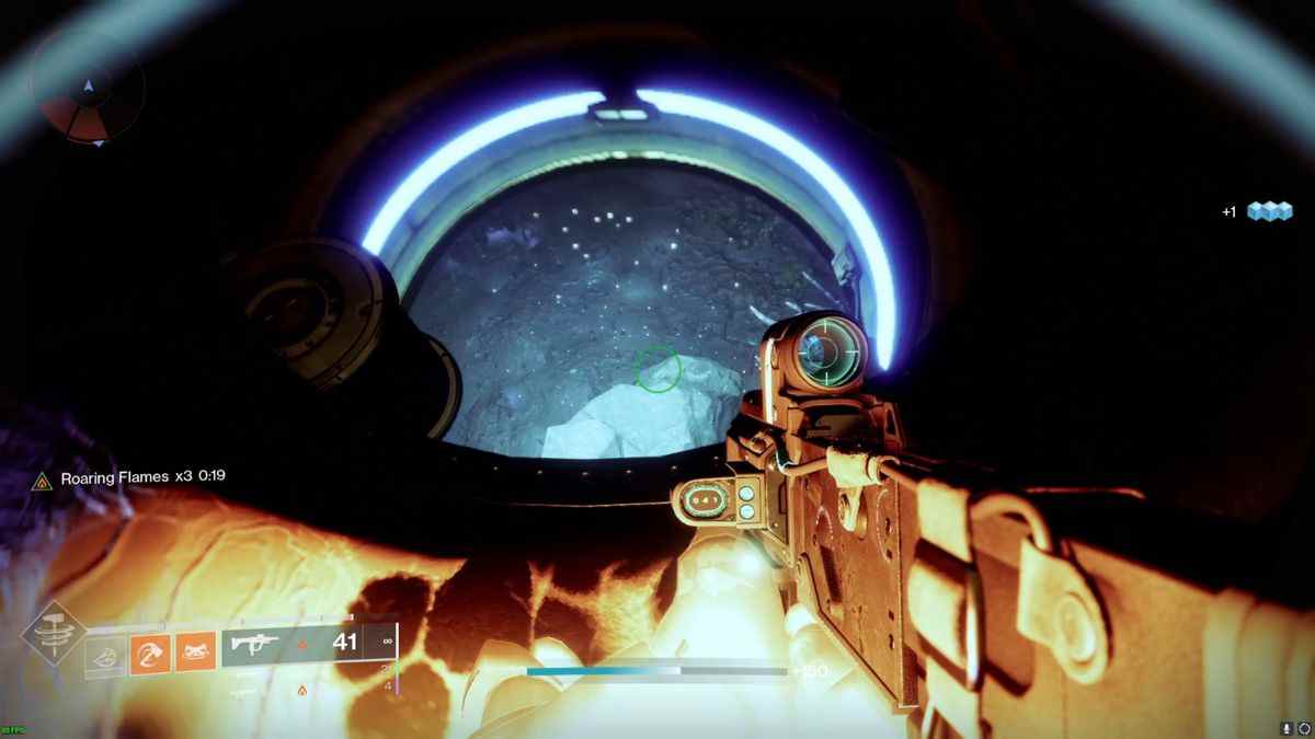 Un gardien regarde dans le trou d'une statue de Calus dans Destiny 2