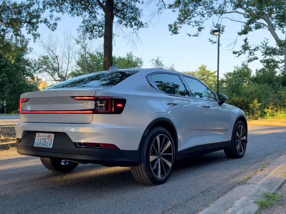 Cette Polestar n'alimente pas ses roues arrière, mais je ne suis pas sûr que ce soit pire pour n'avoir qu'un seul moteur.  C'est toujours le genre de voiture qui donne envie de rentrer chez soi par le chemin sinueux.