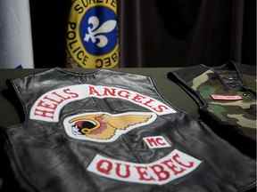 Des gilets des Hells Angels exposés au Québec.