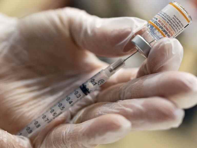 La suspension d’un prof du Québec pour commentaires anti-vax viole la liberté académique: Syndicat