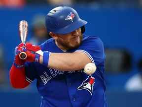 Alejandro Kirk # 30 des Blue Jays de Toronto est touché par un lancer en troisième manche contre les Red Sox de Boston au Rogers Center mercredi.