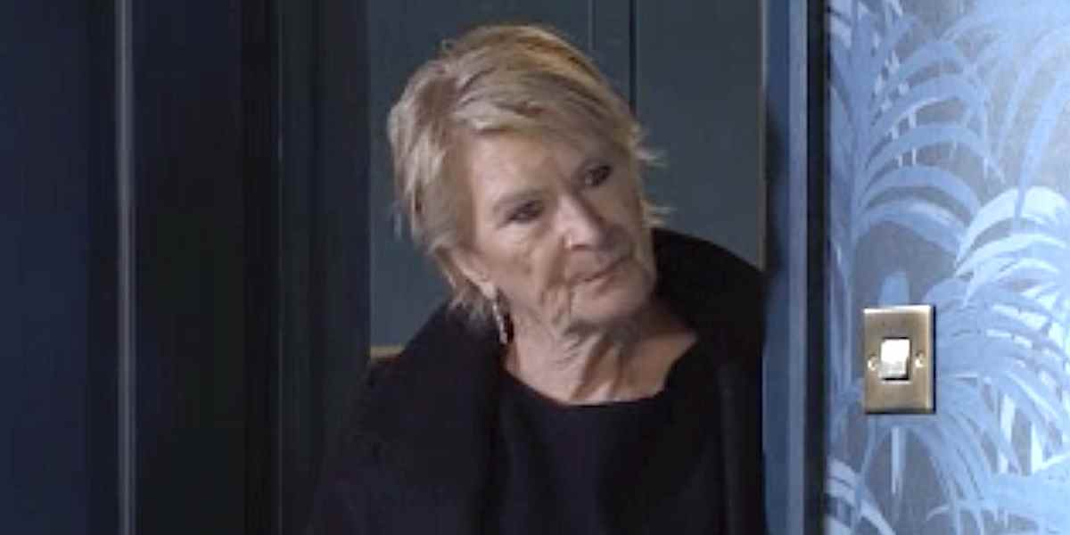 Shirley Carter d'EastEnders fait une découverte choquante sur le tournage

