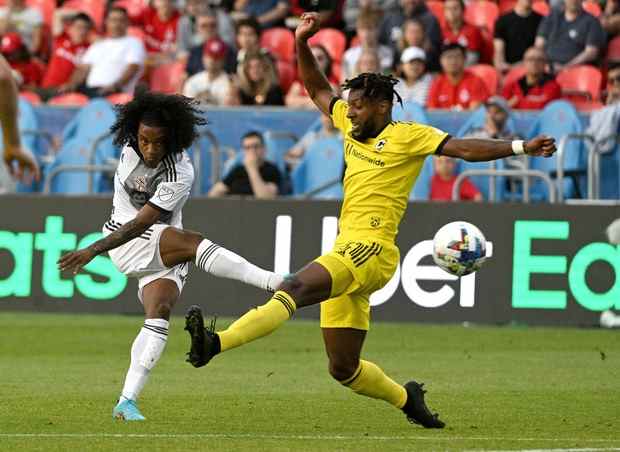 Le Toronto FC perd sa décision 2-1 face au Columbus Crew malgré une deuxième mi-temps mouvementée