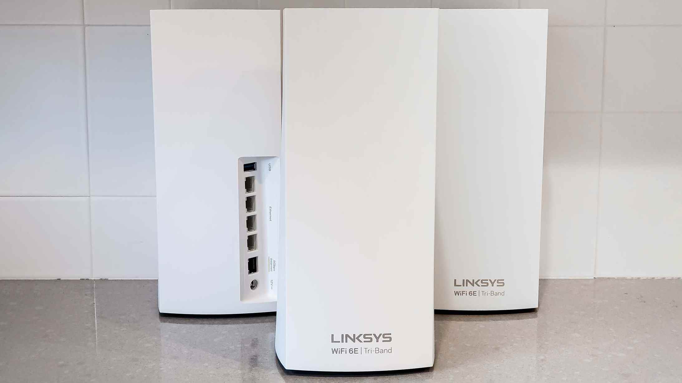 Vue avant et arrière du Linksys Atlas Max 6E