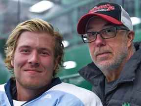 L'ailier des Canucks de Vancouver Brock Boeser avec son père Duke.