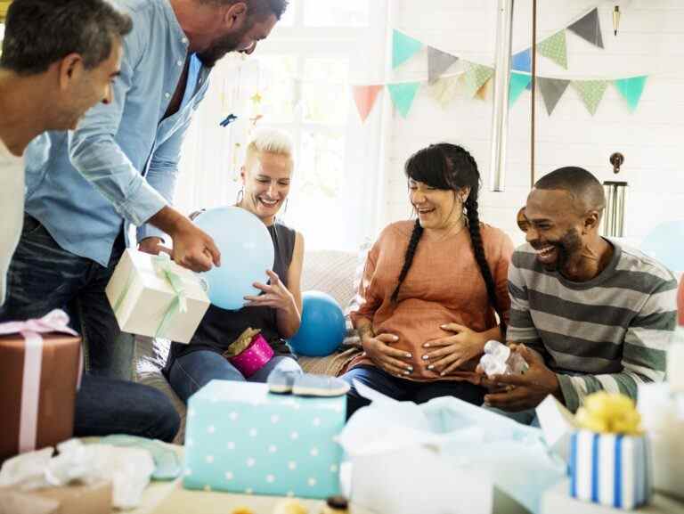 DEMANDEZ À AMY : Une future maman reconnaissante s’inquiète pour la baby shower