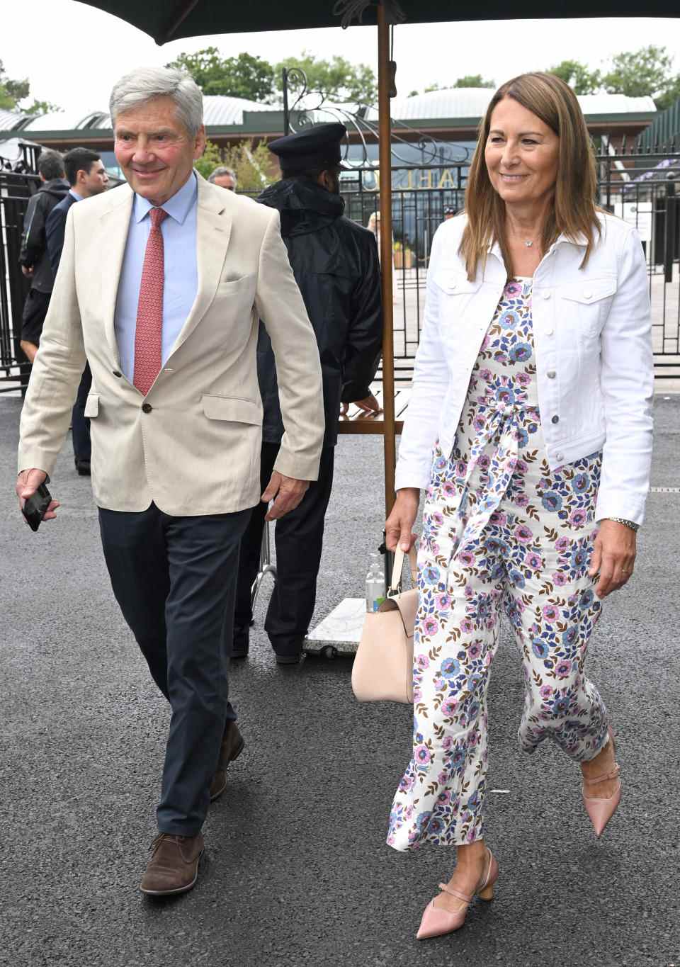 LONDRES, ANGLETERRE - 29 JUIN : Michael Middleton et Carole Middleton assistent à la troisième journée de Wimbledon 2022 au All England Lawn Tennis and Croquet Club le 29 juin 2022 à Londres, en Angleterre.  (Photo de Karwai Tang/WireImage)